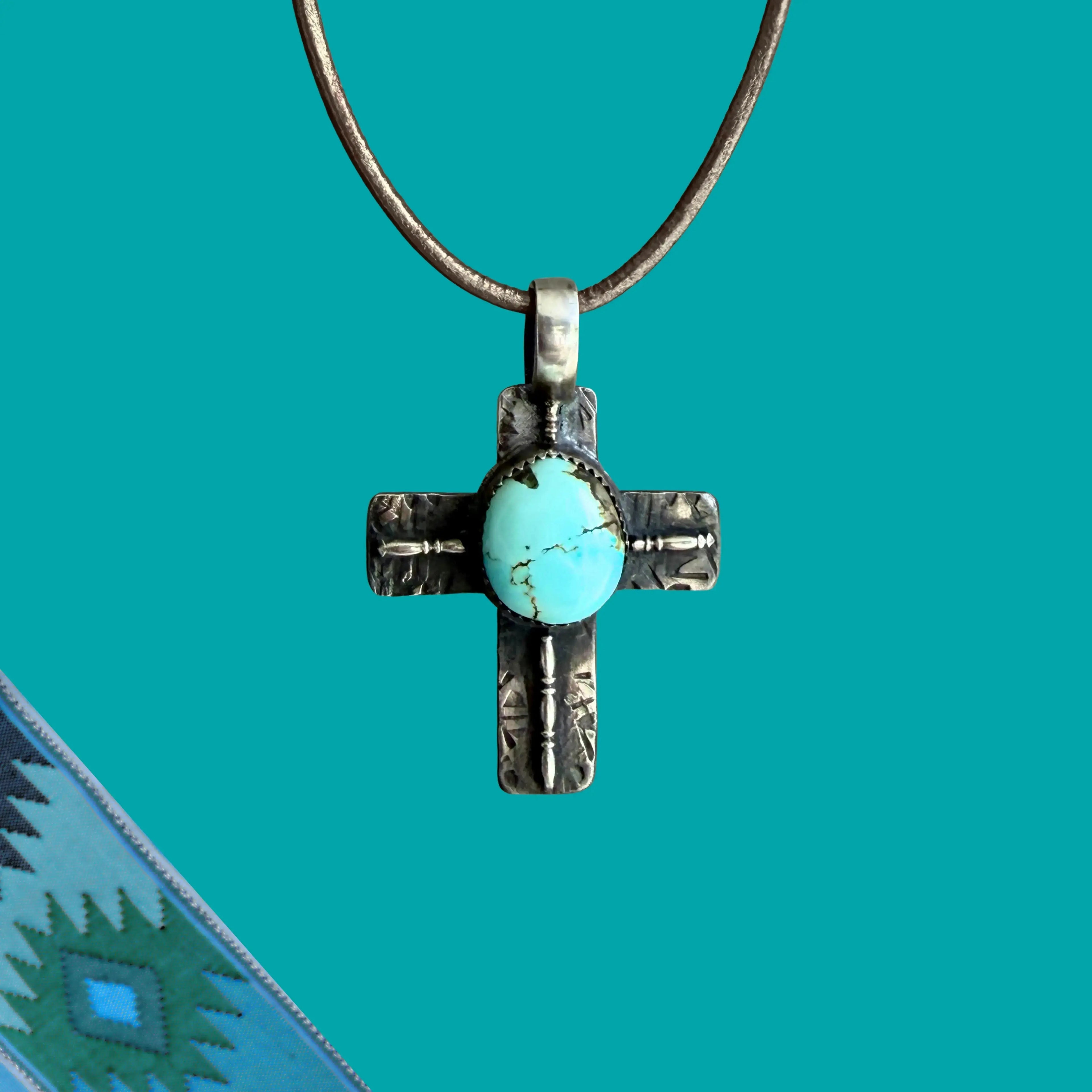Pendentif croix en argent et turquoise mixte