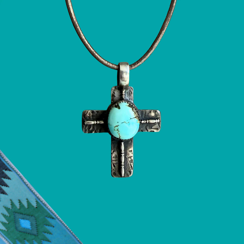 Pendentif croix en argent et turquoise mixte