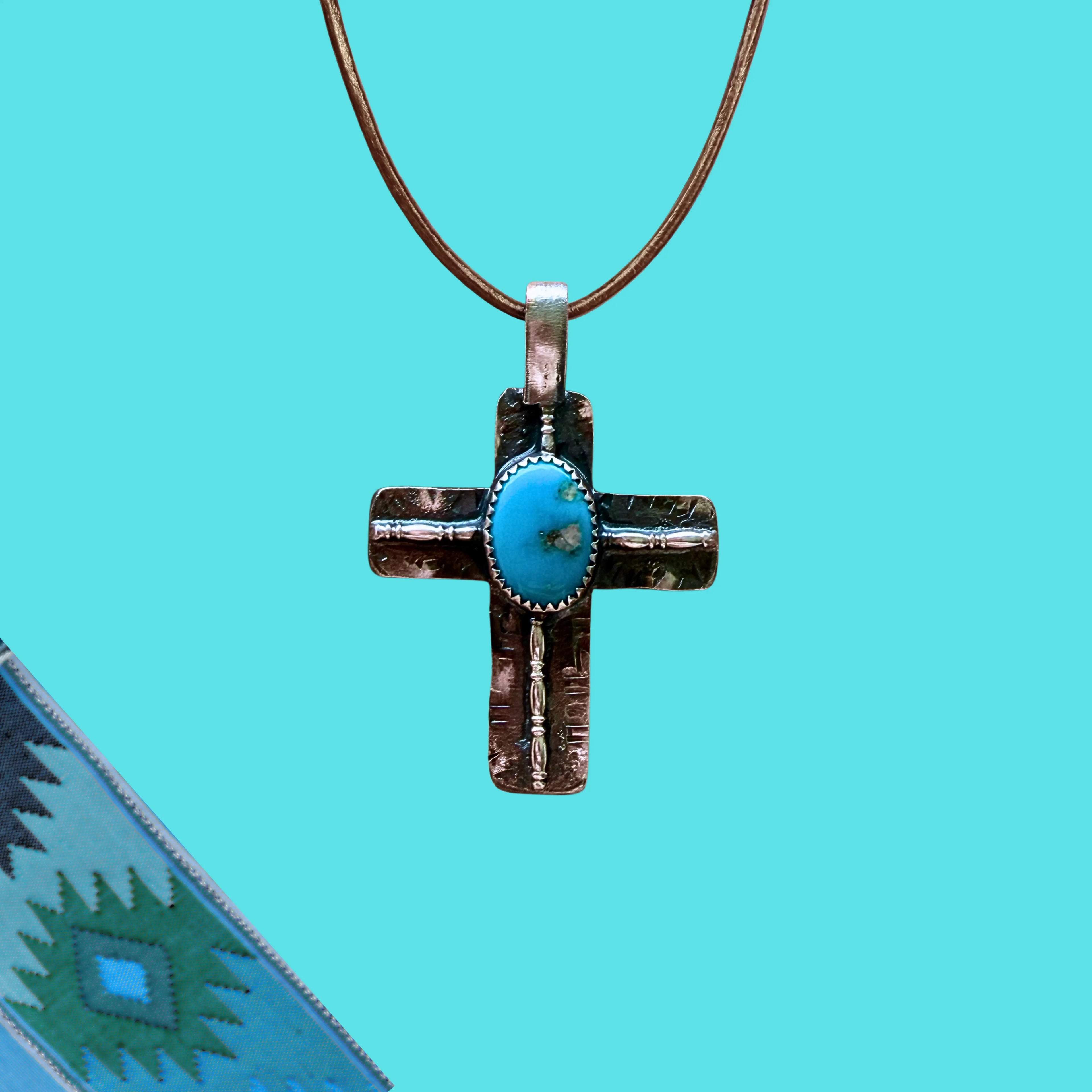 Pendentif croix en argent et turquoise mixte SACRÉE - Tribu Turquoise